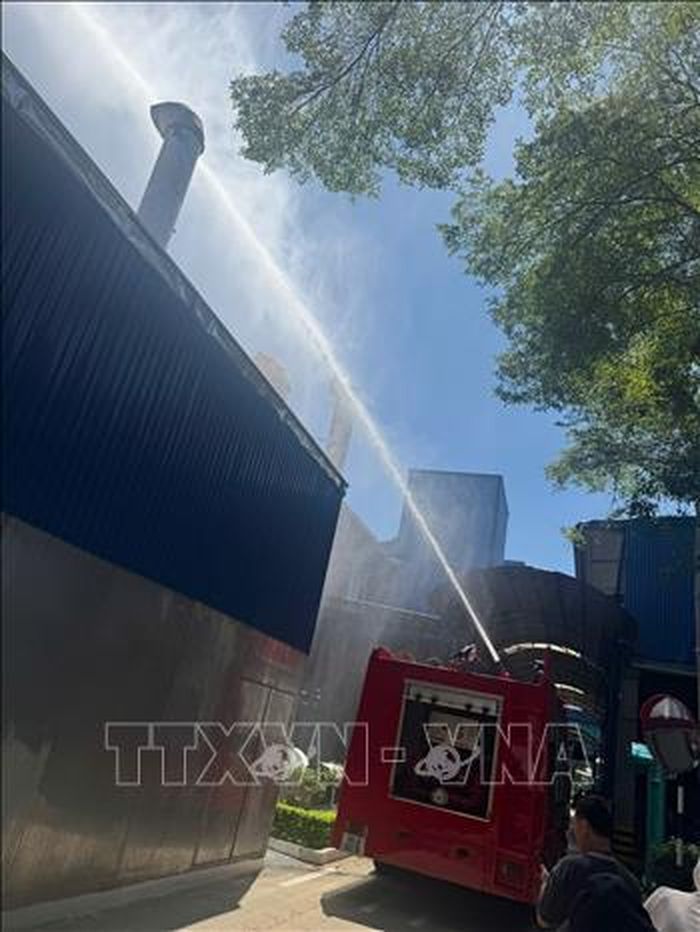 Sử dụng xe chữa cháy phun nước lên mái các nhà xưởng vào những thời điểm nhiệt độ ngoài trời tăng cao giúp giảm đáng kể lượng nhiệt hấp thụ từ mái tôn, qua đó tạo môi trường làm việc dễ chịu hơn cho người lao động bên trong.