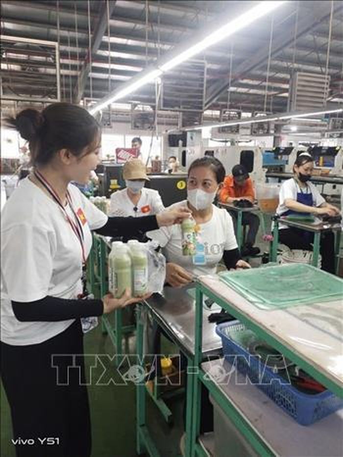 Thực hiện chỉ đạo của LĐLĐ tỉnh Thanh Hóa nhiều doanh nghiệp triển khai phát trà sữa cho công nhân giải nhiệt.