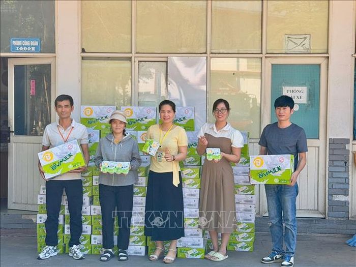Những hộp sữa chua, ly trà sữa giải nhiệt cũng được trao tận tay công nhân như một món quà nhỏ nhưng đầy ý nghĩa giữa thời tiết oi bức.