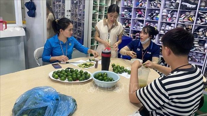 Những bình nước chanh đường, sữa chua giải nhiệt được chuẩn bị hằng ngày để phục vụ công nhân trong giờ nghỉ.