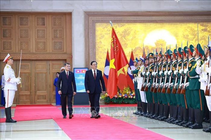 Thủ tướng Lê Minh Hưng và Thủ tướng Lào Sonexay Siphandone duyệt Đội danh dự Quân đội nhân dân Việt Nam. Ảnh: Dương Giang/TTXVN.