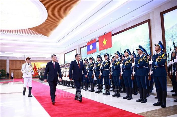 Thủ tướng Lê Minh Hưng và Thủ tướng Lào Sonexay Siphandone duyệt Đội danh dự Quân đội nhân dân Việt Nam. Ảnh: Dương Giang/TTXVN.