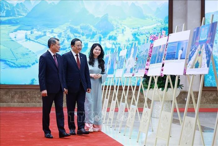 Thủ tướng Lê Minh Hưng và Thủ tướng Lào Sonexay Siphandone tham quan trưng bày ảnh về quan hệ hợp tác giữa hai nước, do Thông tấn xã Việt Nam thực hiện. Ảnh: Dương Giang/TTXVN.
