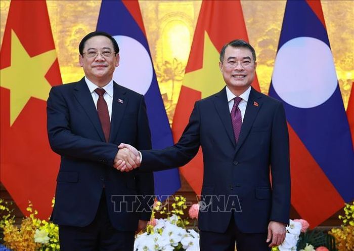 Thủ tướng Lê Minh Hưng và Thủ tướng Lào Sonexay Siphandone chụp ảnh chung trước hội đàm. Ảnh: Dương Giang/TTXVN.