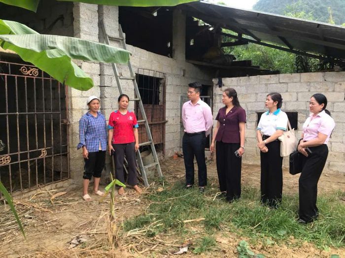 Lãnh đạo và cán bộ NHCSXH tỉnh Cao Bằng và các phòng giao dịch trực thuộc luôn gắn bó, tận tâm hỗ trợ người dân sử dụng vốn vay phát triển sản xuất, cải thiện cuộc sống.