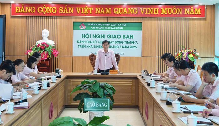 Giám đốc NHCSXH tỉnh Cao Bằng , ông Nguyễn Quang Thịnh, chủ trì họp giao ban của đơn vị.