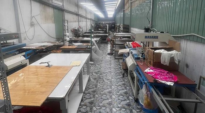 Nhà xưởng phục vụ in vải và chứa hàng. Ảnh: CA