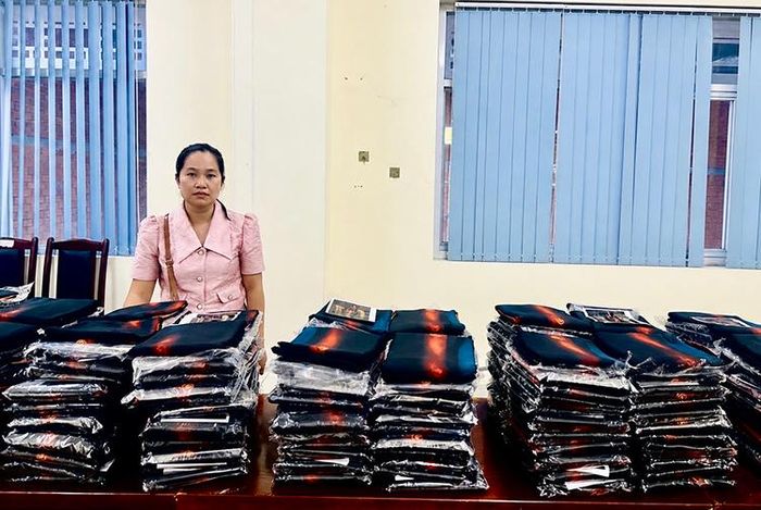 Hoàng Thị Bích Ngọc và hàng hóa vi phạm tại Cơ quan Cảnh sát điều tra. Ảnh: CA