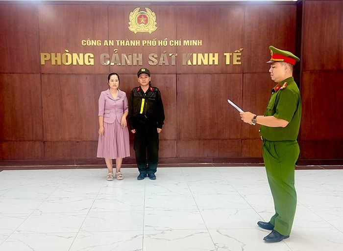 Cơ quan cảnh sát điều tra thực hiện thủ tục tống đạt Quyết định khởi tố bị can, Quyết định phê chuẩn Quyết định khởi tố bị can đối với Hoàng Thị Bích Ngọc. Ảnh: CA