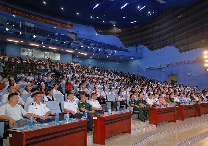 Các đại biểu và khán giả theo dõi cuộc thi.