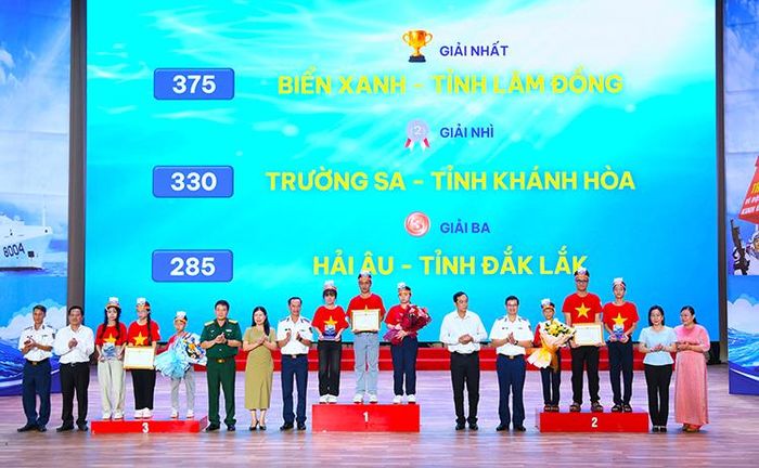 Ban tổ chức trao giải cho các đội thi xuất sắc đạt giải.