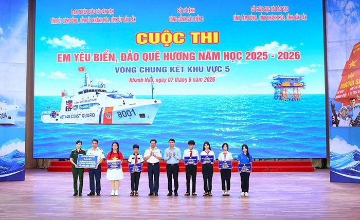 Trao học bổng cho trẻ em nghèo vượt khó.