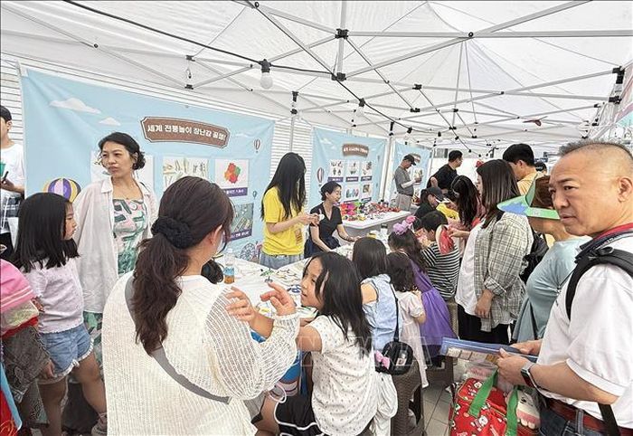 Hoạt động trải nghiệm làm chuồn chuồn tre là điểm nhấn nổi bật tại Lễ hội Ẩm thực Thế giới Seongbuk Nurimasil lần thứ 18.