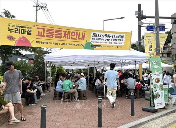 Du khách thưởng thức các món ăn đặc sắc tại Lễ hội Ẩm thực Thế giới Seongbuk Nurimasil lần thứ 18.
