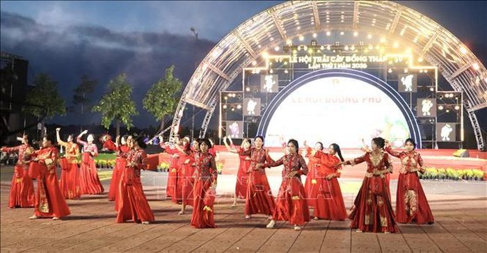 Đồng diễn trang phục Hoa.
