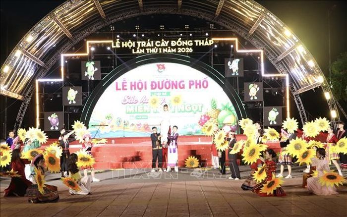 Đồng diễn trang phục Kinh.