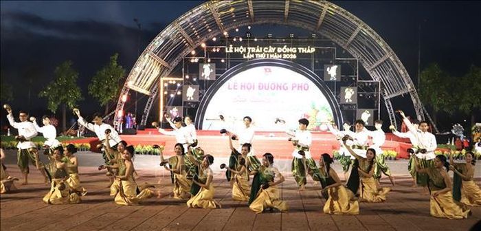 Đồng diễn trang phục Khmer.