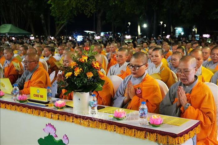 Chư ni cầu nguyện tại Lễ hội hoa đăng ở thành phố Huế.