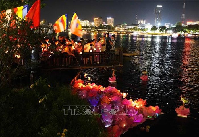 Tăng ni, phật tử tham gia Lễ hội hoa đăng tiến hành thả hoa đăng xuống sông Hương, thành phố Huế.