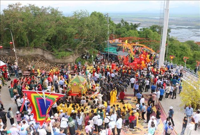 Hàng ngàn du khách và nhân dân tham cùng tham gia Lễ phục hiện rước tượng Bà Chúa Xứ núi Sam từ đình núi Sam xuống Miếu Bà.