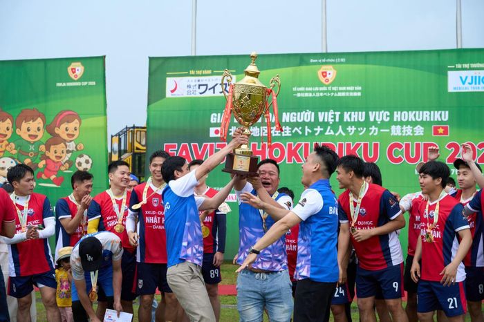 Các cầu thủ đội FC Ba Miền nâng cao cup vô địch FAVIJA HOKURIKU CUP 2026.