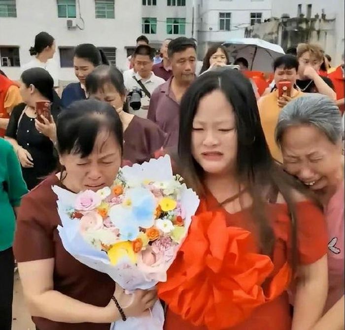 Sau 22 năm bỏ nhà đi, Liu Xiuhong cuối cùng cũng được đoàn tụ với cha mẹ. (Elephant News)
