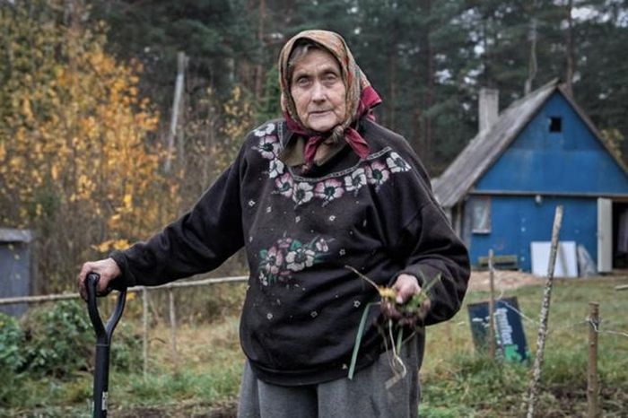 Hình ảnh một cụ bà trên đảo Kihnu, Estonia. Ảnh: Guardian.