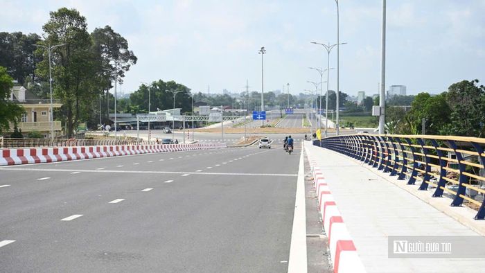 Theo ghi nhận của phóng viên ngày 6/6, cầu Thống Nhất và đoạn tuyến thuộc nhánh 1 của dự án đường trục trung tâm Biên Hòa, từ điểm giao đường Võ Thị Sáu đến nút giao đường Đặng Văn Trơn, đã hoàn thành và đưa vào lưu thông. Công trình với mặt đường rộng, hệ thống chiếu sáng, dải phân cách và vỉa hè đồng bộ đang góp phần tăng cường kết nối giao thông, tạo diện mạo đô thị hiện đại cho khu vực Cù lao Phố.