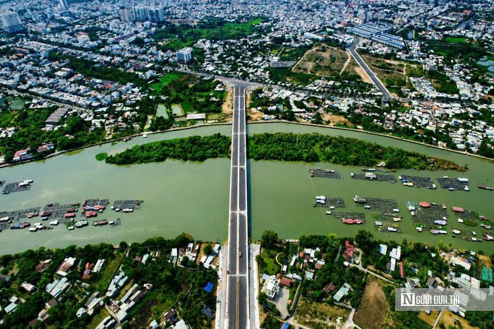 Cầu Thống Nhất vươn mình qua sông Đồng Nai, nối đường Võ Thị Sáu với Cù lao Phố, trở thành điểm nhấn của dự án đường trục trung tâm Biên Hòa hơn 1.500 tỉ đồng.