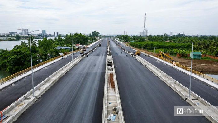 Trao đổi với Người Đưa Tin, ông Đinh Tiến Hải, Giám đốc Ban Quản lý dự án đầu tư xây dựng tỉnh Đồng Nai cho biết, hiện các nhà thầu đang tập trung tối đa nhân lực, máy móc và thiết bị thi công trên công trường nhằm đẩy nhanh tiến độ dự án. Nhiều mũi thi công được triển khai đồng thời, tổ chức tăng ca, làm việc cả ngoài giờ để hoàn thiện các hạng mục còn lại. Chủ đầu tư cũng thường xuyên kiểm tra, đôn đốc tiến độ, phối hợp tháo gỡ những khó khăn, vướng mắc phát sinh, phấn đấu hoàn thành dự án theo kế hoạch đề ra, sớm đưa công trình vào khai thác, phục vụ nhu cầu đi lại của người dân.