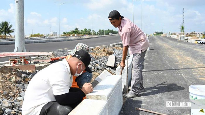 Trao đổi với Người Đưa Tin, Anh Lê Công Vạc (đang dùng sà beng đẩy đá bó vỉa) công nhân thi công dự án, cho biết những ngày gần đây đơn vị đã tăng cường nhân lực và thiết bị để đẩy nhanh tiến độ các hạng mục còn lại. "Anh em công nhân làm việc liên tục theo ca, tranh thủ thời tiết thuận lợi để hoàn thiện các phần việc được giao. Mọi người đều nỗ lực để công trình sớm hoàn thành, đưa vào sử dụng đúng kế hoạch", anh Vạc chia sẻ.