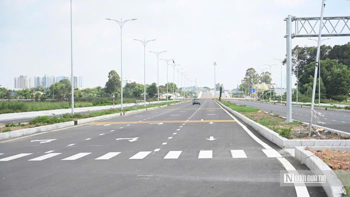 Theo ghi nhận của phóng viên, dù nhiều hạng mục trên tuyến đường trục trung tâm Biên Hòa vẫn đang được thi công, mặt bằng công trường còn ngổn ngang vật liệu xây dựng và máy móc thiết bị, song nhiều phương tiện ô tô, xe máy đã lưu thông qua khu vực này. Việc tuyến đường dần thành hình không chỉ giúp kết nối giao thông thuận lợi hơn mà còn tạo diện mạo mới cho khu vực Cù lao Phố và đô thị ven sông Đồng Nai.