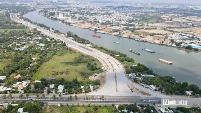 Nhìn từ trên cao, đoạn nhánh 1 từ vòng xoay chân cầu Thống Nhất đến đường Đặng Văn Trơn tại nút giao cầu An Hảo đang được các đơn vị thi công đẩy nhanh tiến độ, hoàn thiện những hạng mục cuối cùng.