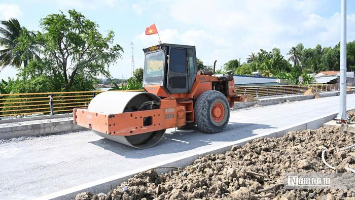 Xe lu và các thiết bị cơ giới đang được huy động để thi công, hoàn thiện mặt đường trên tuyến đường trục trung tâm Biên Hòa.