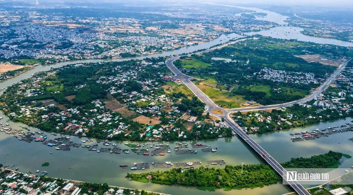 Nhánh 1 vòng xoay từ chân cầu Thống Nhất đến đường Đặng Văn Trơn tại nút giao cầu An Hảo dài 3,7 km được thiết kế với 10 làn xe, có giải phân cách cứng ở các phần đường và được trồng cây xanh, hoa tại các giải phân cách.