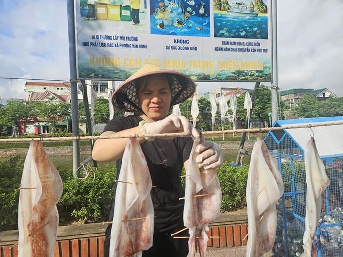 Công đoạn phơi mực một nắng rất cầu kỳ.