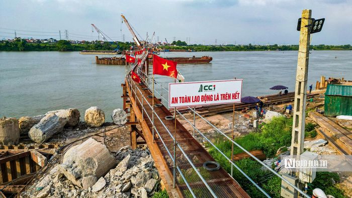 Theo thiết kế, cầu Mễ Sở có mặt cắt ngang cầu rộng 24,5m, với 4 làn xe cơ giới và bố trí mỗi bên một làn đường dành cho xe máy và xe thô sơ.