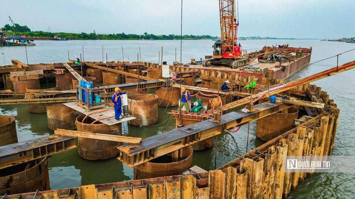 Công trường cầu Mễ Sở vẫn duy trì 8 mũi thi công nhằm bảo đảm tiến độ các hạng mục. Trong ảnh, trụ cầu bắt đầu được xây dựng trên mặt nước sông Hồng. Theo thiết kế, cầu Mễ Sở có tổng cộng 116 cọc khoan nhồi, đường kính 2,2m.