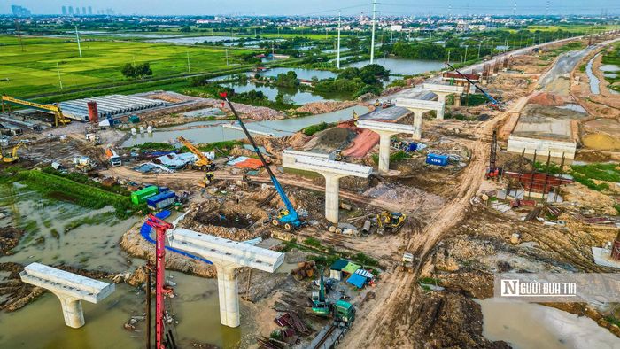 Hàng loạt trụ cầu cạn đã hoàn thành phần móng và bắt đầu đổ thân trụ, trong khi các vị trí khác cũng khẩn trương khoan cọc nhồi, lắp dựng cốt thép sẵn sàng cho giai đoạn lao lắp dầm sắp tới.