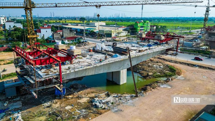 Công việc được công nhân tích cực triển khai để bảo đảm tiến độ công trình.