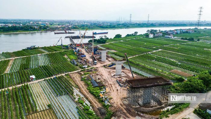 Cầu Mễ Sở giúp rút ngắn thời gian di chuyển giữa Hà Nội với các tỉnh Hưng Yên, Bắc Ninh…, gắn kết chặt chẽ các tuyến đường vành đai, cao tốc, góp phần hình thành mạng lưới giao thông đồng bộ. Theo ghi nhận, sau 9 tháng thi công khẩn trương, nhiều hạng mục quan trọng của dự án đã dần lộ diện.