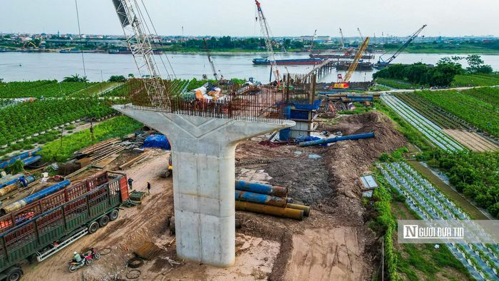 Trên công trường, kỹ sư, công nhân cùng trên hàng loạt thiết bị, máy móc được huy động để thi công các hạng mục trọng điểm cầu Mễ Sở trước mùa mưa lũ năm 2026.