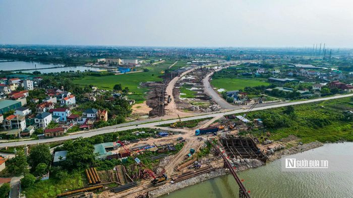 Cầu Mễ Sở có đường dẫn dài 14km nối Thành phố Hà Nội và tỉnh Hưng Yên.