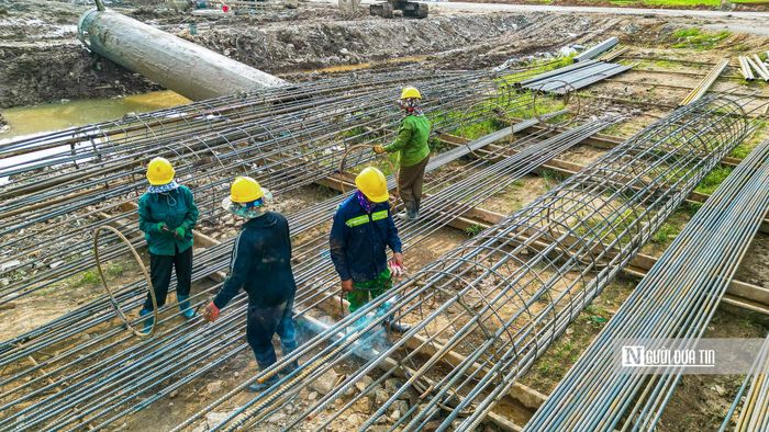 Trên công trường, vẫn duy trì 8 mũi thi công nhằm bảo đảm tiến độ các hạng mục.