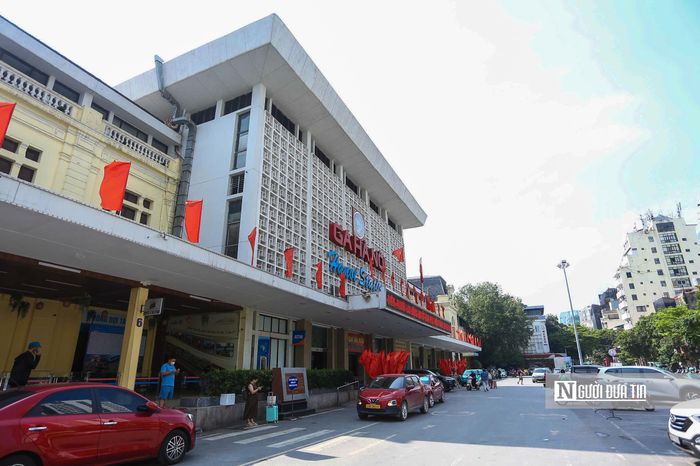 Mặt chính của nhà ga nằm trên đường Lê Duẩn, là nơi đón và trả khách của các đoàn tàu Thống Nhất đi về các tỉnh thành phía Nam, tới tận Tp.HCM.
