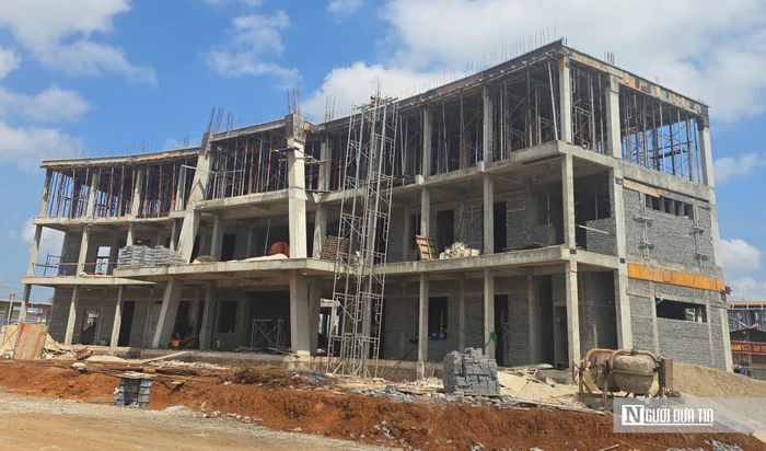 Những khối nhà mới đang dần hiện hữu trên vùng đất, hứa hẹn trở thành mái trường khang trang cho các em học sinh vùng biên Lâm Đồng.