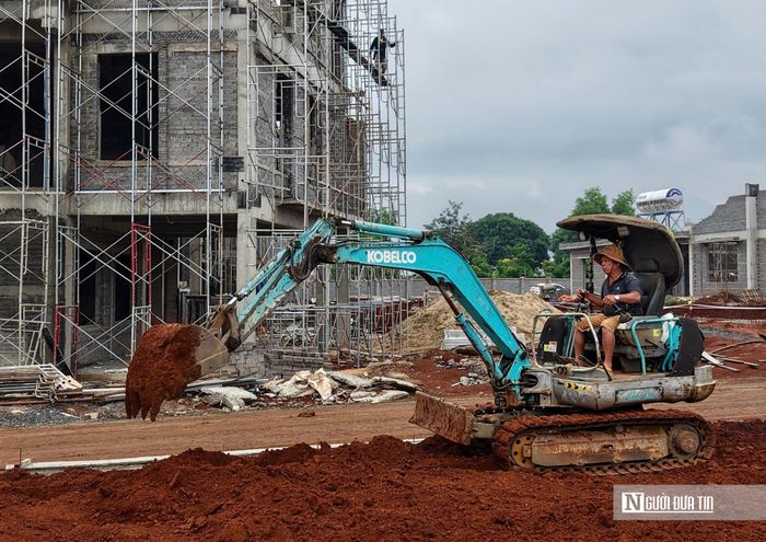 Dưới cái nắng đặc trưng của Tây Nguyên, hàng chục tổ đội thi công liên tục làm việc trên các tầng công trình. Nhiều hạng mục đã hoàn thiện, tạo nên diện mạo của một ngôi trường nội trú quy mô lớn nơi vùng biên.