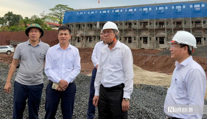 Mới đây, Phó Chủ tịch UBND tỉnh Lâm Đồng ông Nguyễn Minh đã đi kiểm tra tiến độ xây dựng trường phổ thông nội trú liên cấp trên địa bàn tỉnh. Phó Chủ tịch UBND tỉnh nhấn mạnh, bên cạnh yêu cầu bảo đảm chất lượng công trình, các dự án còn mang ý nghĩa và trách nhiệm xã hội rất lớn đối với sự phát triển giáo dục khu vực biên giới. Để đảm bảo tiến độ đề ra, Phó Chủ tịch UBND tỉnh yêu cầu các đơn vị thi công tiếp tục tập trung nhân lực, máy móc, tranh thủ điều kiện thời tiết thuận lợi để đẩy nhanh tiến độ thi công, phấn đấu hoàn thành các công trình đúng kế hoạch. Ông Minh đề nghị Sở Giáo dục và Đào tạo tỉnh xây dựng sơ đồ Gantt theo dõi tiến độ thực hiện các hạng mục công việc; đồng thời nghiên cứu, xây dựng phương án khai thác, phát huy hiệu quả các công trình sau khi hoàn thành.