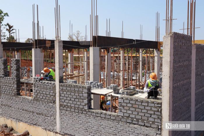 Các dãy phòng học tại Trường Phổ thông nội trú liên cấp Tiểu học và Trung học cơ sở Quảng Trực đã cơ bản hoàn thành phần kết cấu.