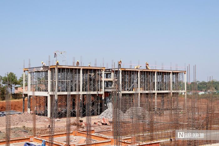 Trong khi đó, Trường Quảng Trực cũng hoàn thành 100% phần san nền, phần móng và đạt khoảng 45% khối lượng xây dựng các khối công trình.Tại công trường Quảng Trực, các khối lớp học, khu nội trú và nhà đa năng đang được triển khai đồng thời. Nhiều hạng mục đã hoàn thành phần khung bê tông cốt thép và đang chuyển sang giai đoạn xây tô, hoàn thiện.